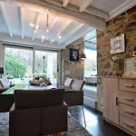 Stylish With Pool, Casa vacanze