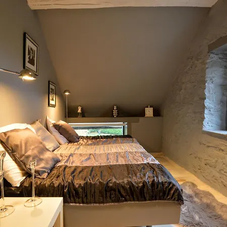 Дом отдыха Stylish With Pool, Жале