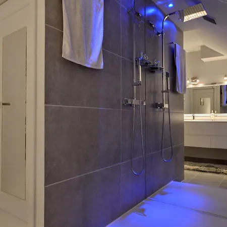 Stylish With Pool, Жале