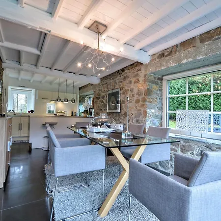 Stylish With Pool, Дом отдыха *