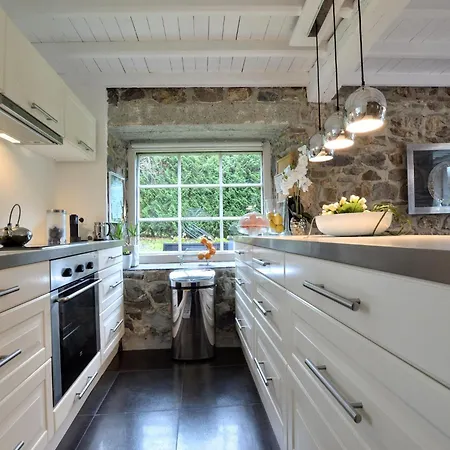 Дом отдыха Stylish With Pool,